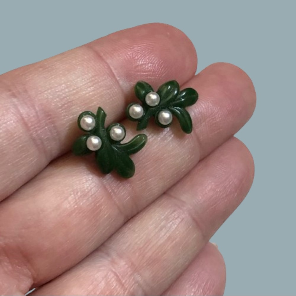 Vintage acrylic/lucite & faux pearl mistletoe post earrings